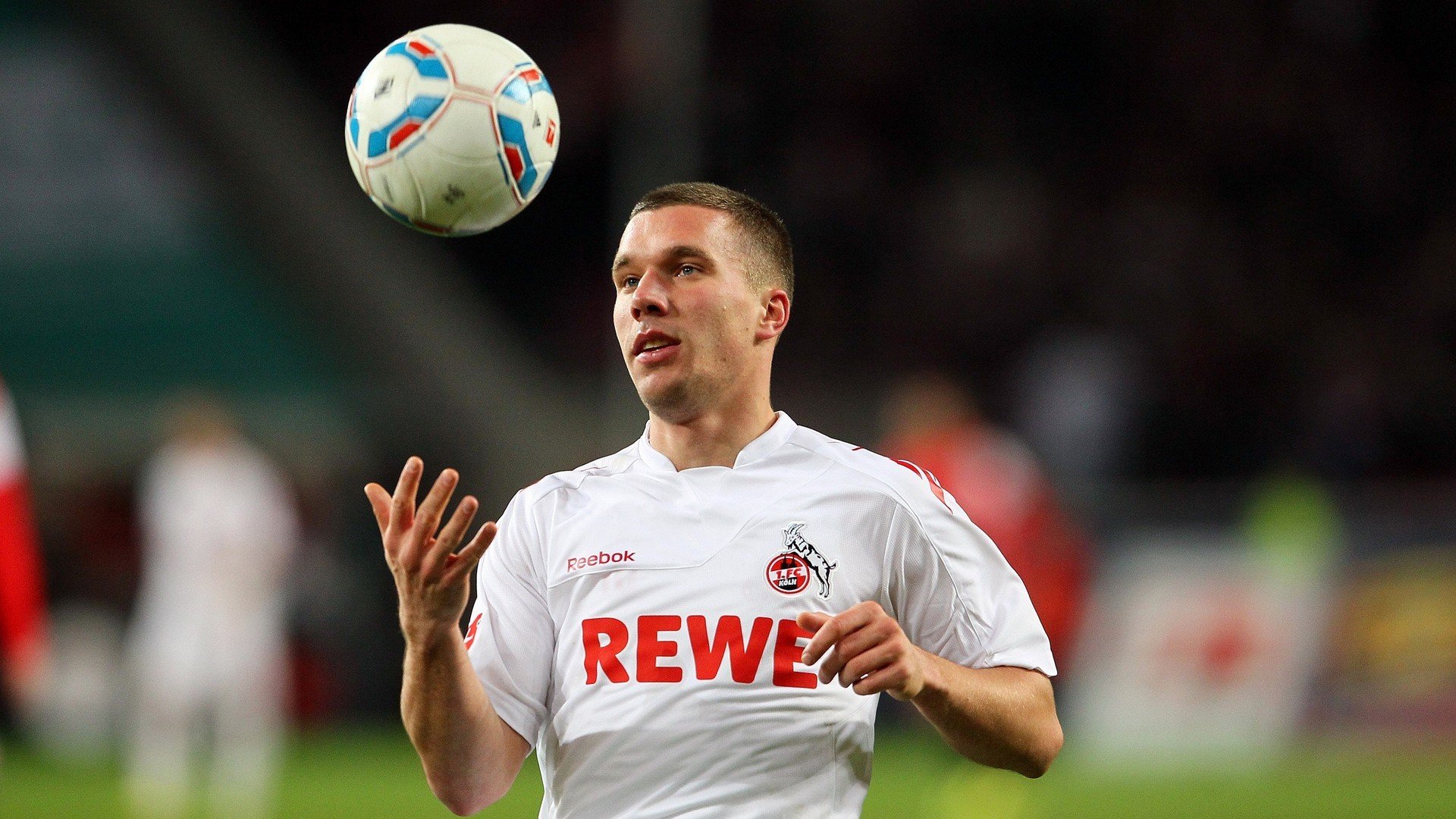 苏炳添出席新跑鞋发布活动担任嘉宾，苏炳添专属跑鞋